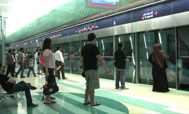 Waiting-for-Train-at-Dubai-Metro-660x400